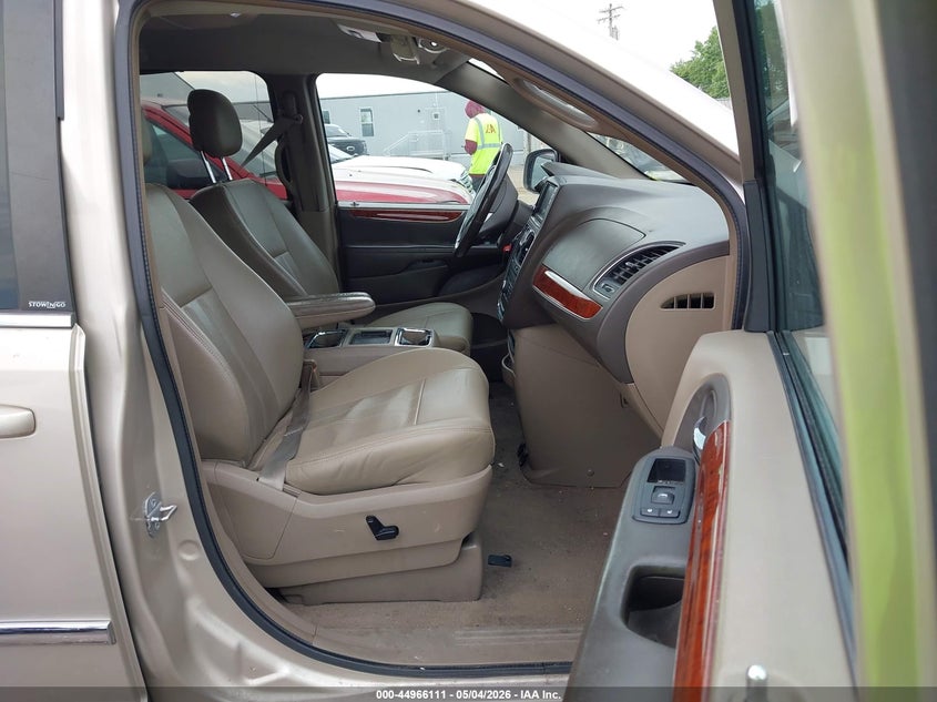 2014 CHRYSLER TOWN & COUNTRY auction photo 5