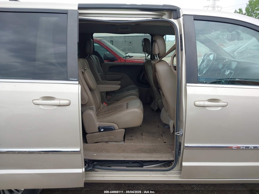 2014 CHRYSLER TOWN & COUNTRY auction photo 8