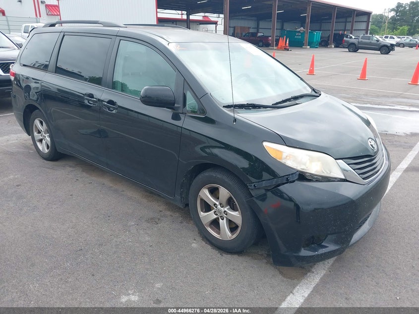 2014 Toyota Sienna Le V6 8 Passenger