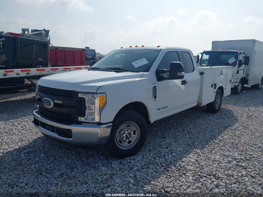 2017 Ford F-350 Chassis Xl