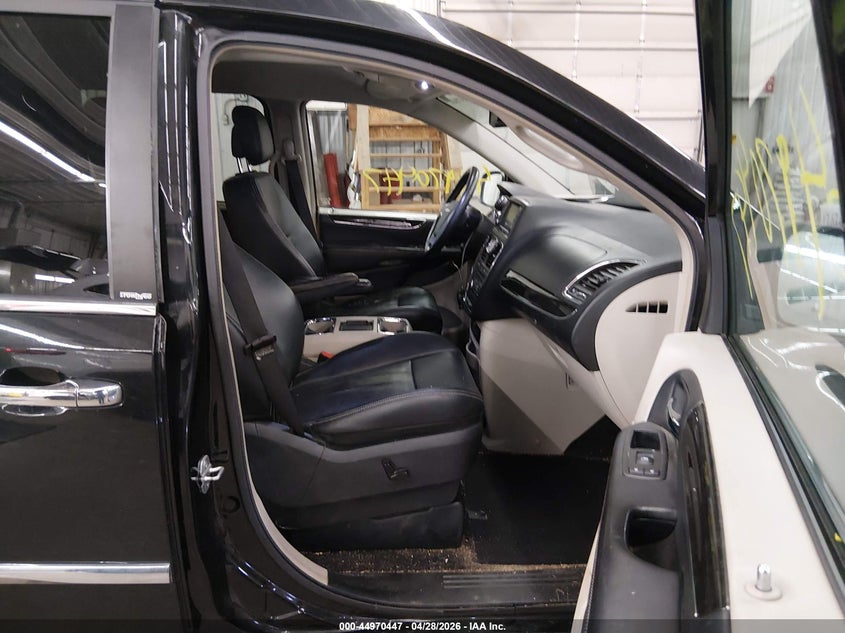 2013 CHRYSLER TOWN & COUNTRY auction photo 5