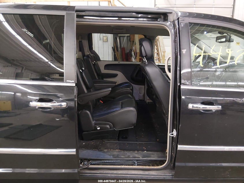 2013 CHRYSLER TOWN & COUNTRY auction photo 8