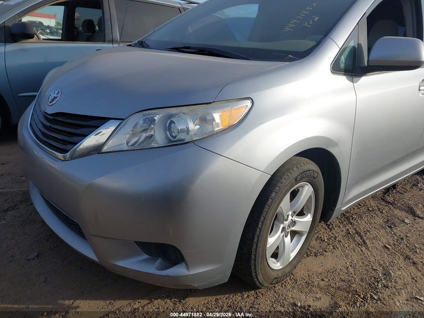 2014 Toyota Sienna Le V6 8 Passenger
