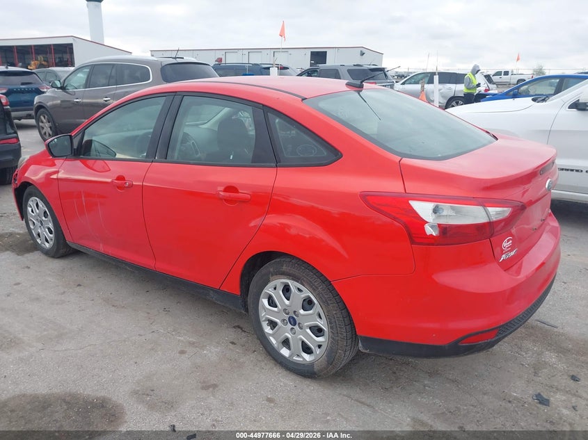 1FAHP3F27CL279867 2012 Ford Focus 2.0 Se red