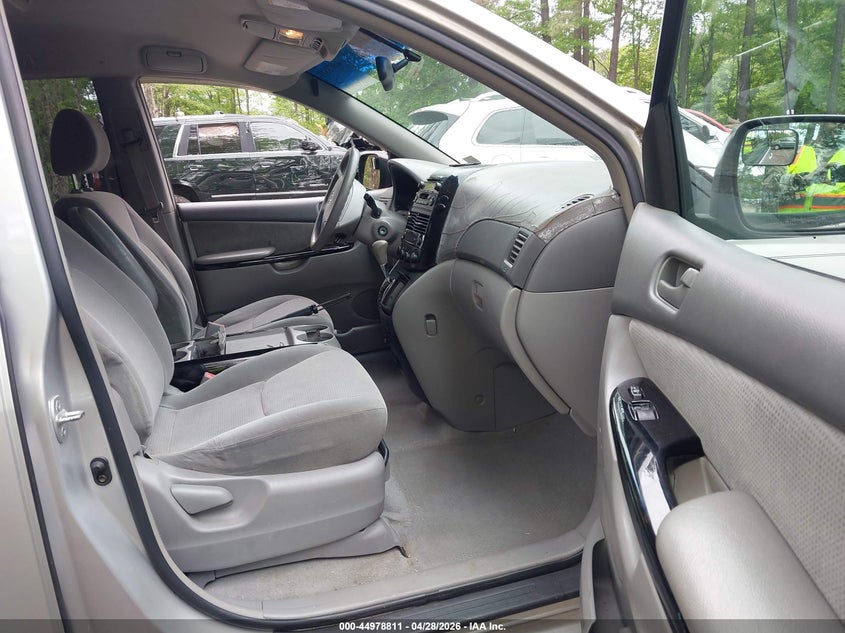2004 Toyota Sienna Le