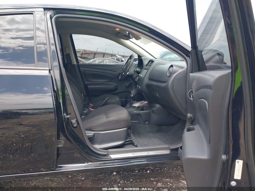 2019 NISSAN VERSA auction photo 5