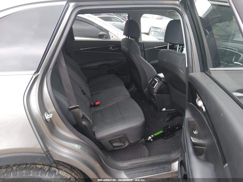 VIN 5XYPGDA55HG249685 2017 KIA SORENTO 3.3L LX