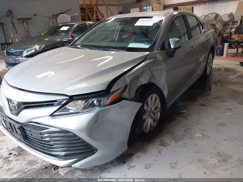 2018 Toyota Camry Le 4T1B11HK1JU132501 photo 1