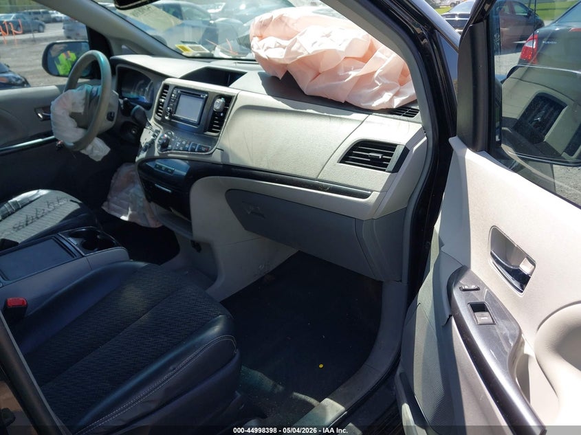 2013 TOYOTA SIENNA auction photo 5
