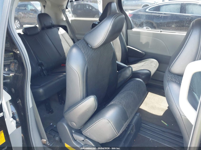 2013 TOYOTA SIENNA auction photo 8