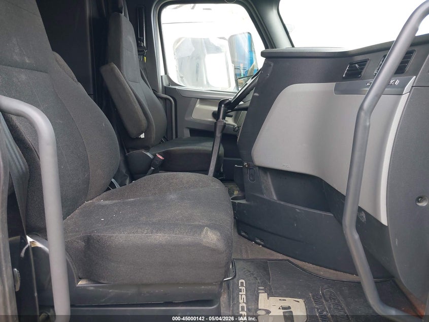 2018 FREIGHTLINER NEW CASCADIA 126 auction photo 7