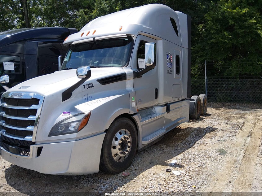 2019 FREIGHTLINER NEW CASCADIA 126 auction photo 2