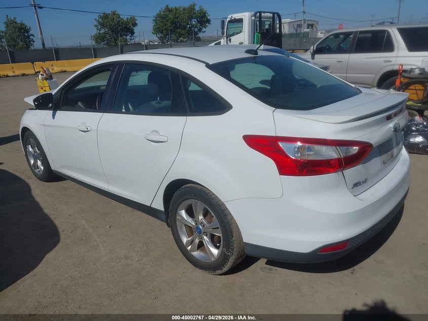 1FAHP3F22CL228082 2012 Ford Focus 2.0 Se White