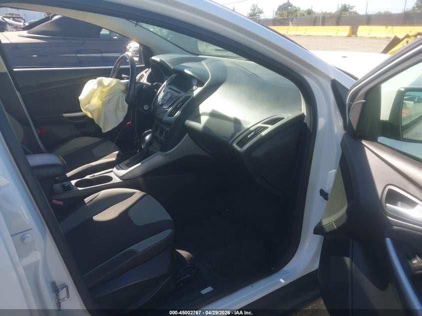 1FAHP3F22CL228082 2012 Ford Focus 2.0 Se White