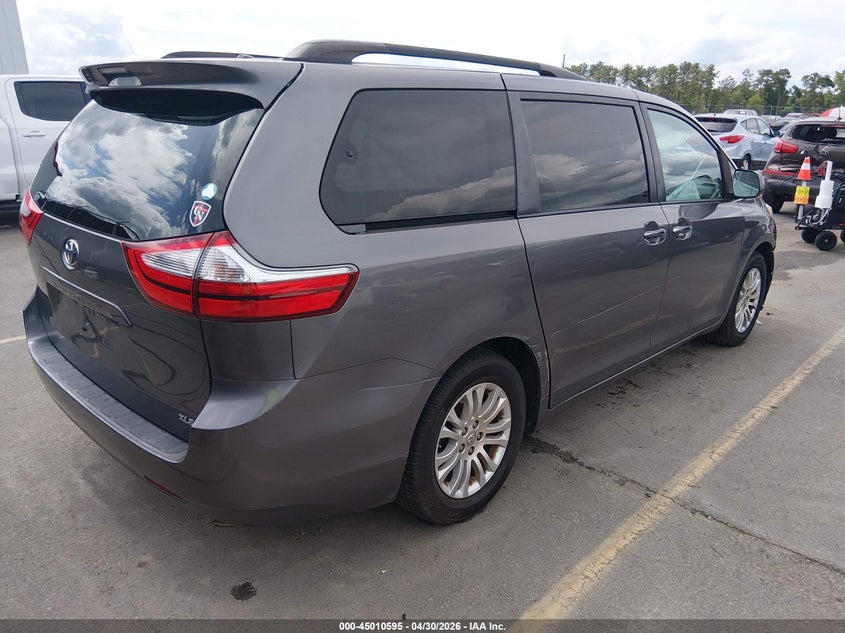 2017 TOYOTA SIENNA auction photo 4
