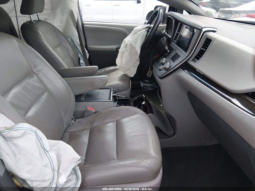 2017 TOYOTA SIENNA auction photo 5