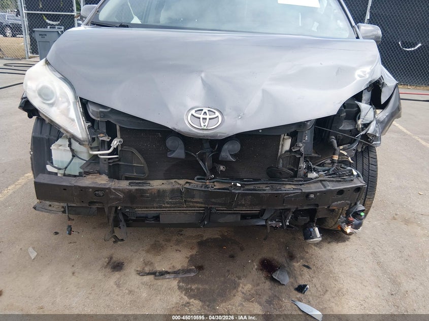 2017 TOYOTA SIENNA auction photo 6