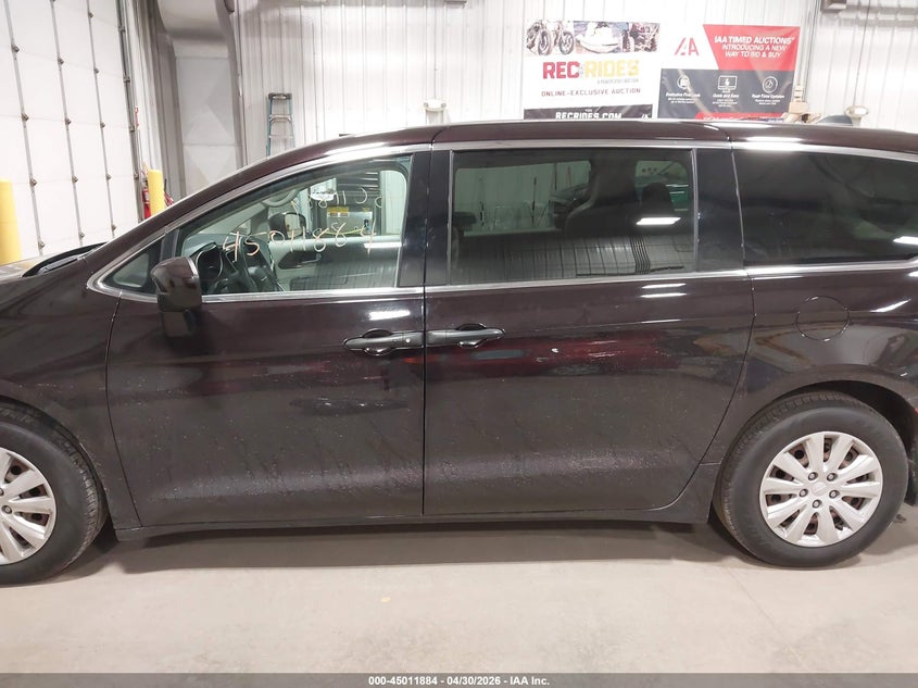 VIN 2C4RC1AG7JR103259 2018 CHRYSLER PACIFICA L