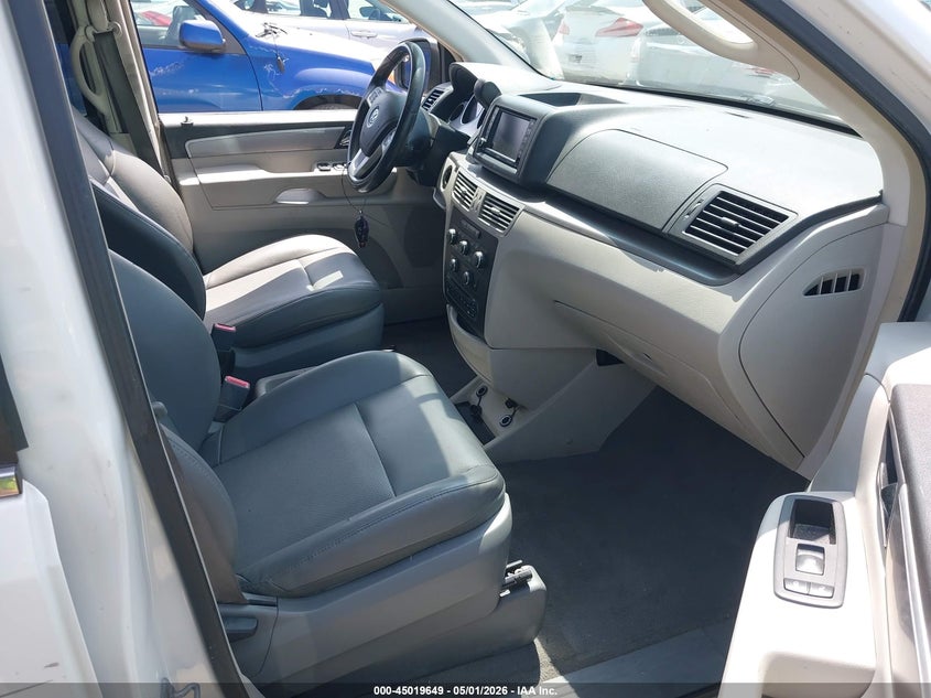 2011 Volkswagen Routan Se