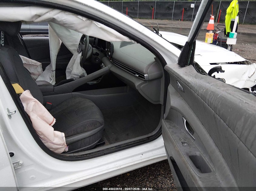 2021 HYUNDAI ELANTRA auction photo 5
