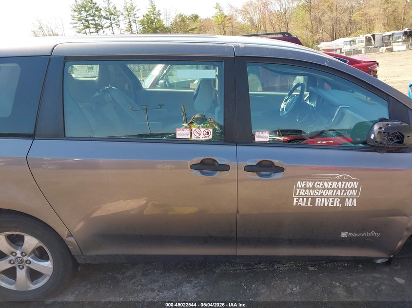 TOYOTA SIENNA - zdjęcie 13