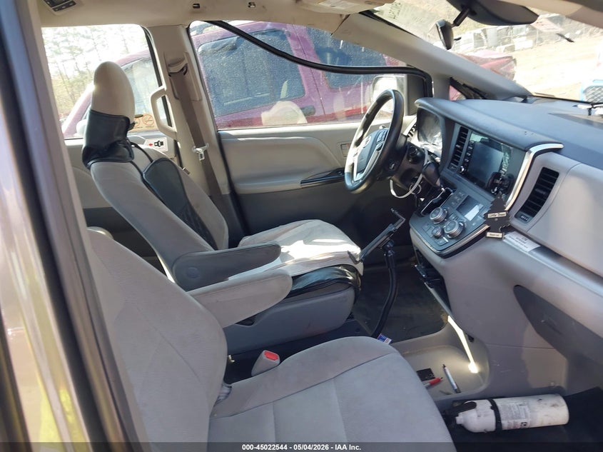 2018 TOYOTA SIENNA auction photo 5
