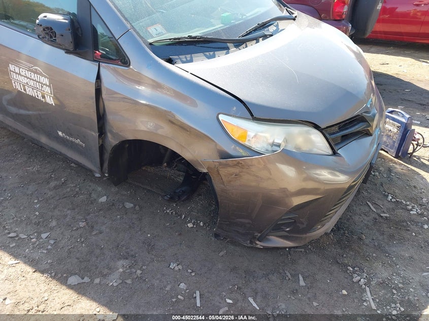 2018 TOYOTA SIENNA auction photo 6