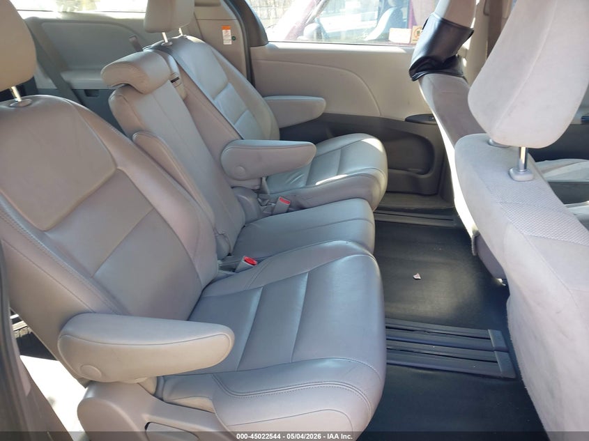 2018 TOYOTA SIENNA auction photo 8