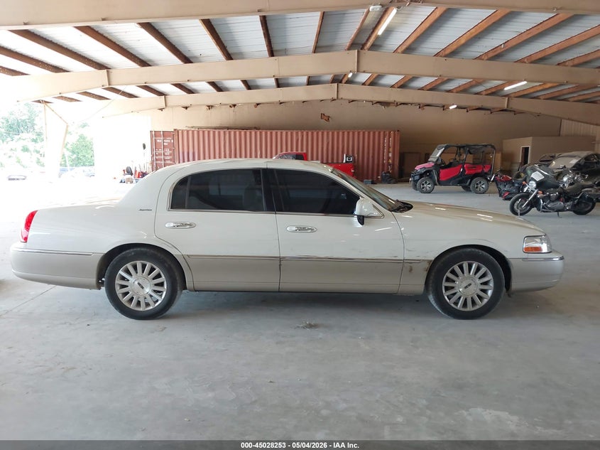 2004 Lincoln Town Car Signature VIN: 1LNHM81W24Y669799 Lot: 45028253