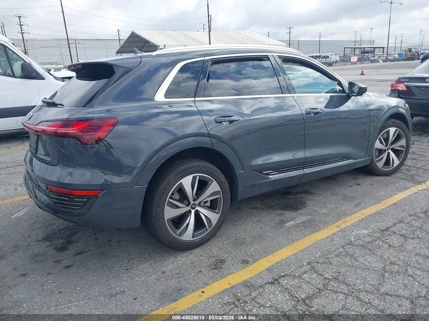 Vin: wa15aage7rb040601, lot: 45526332, audi q8 e-tron premium plus quattro 20244