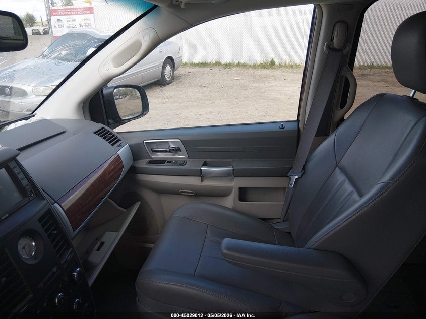 2008 CHRYSLER TOWN & COUNTRY auction photo 5
