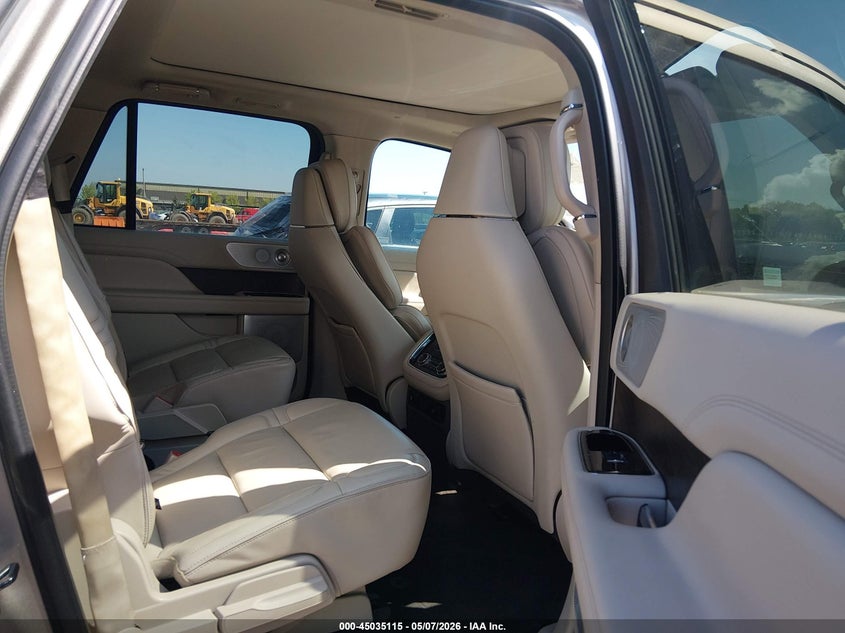 2019 LINCOLN NAVIGATOR L auction photo 8