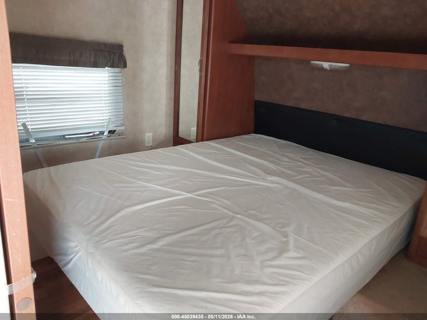 2015 WILDWOOD FOREST RIVER TRAVEL TRAILER auction photo 5