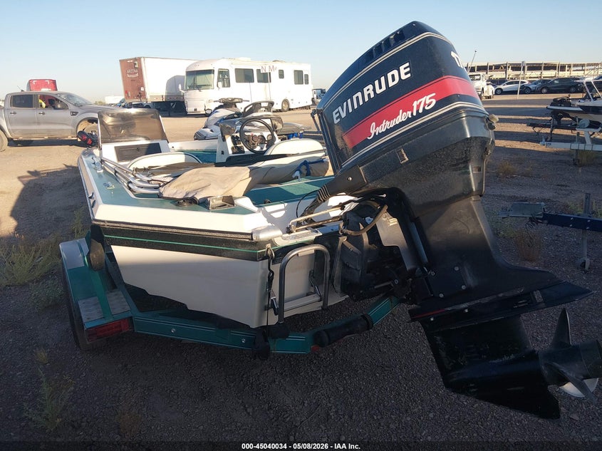 1993 CHAMPION BOAT AND TRAILER auction photo 3