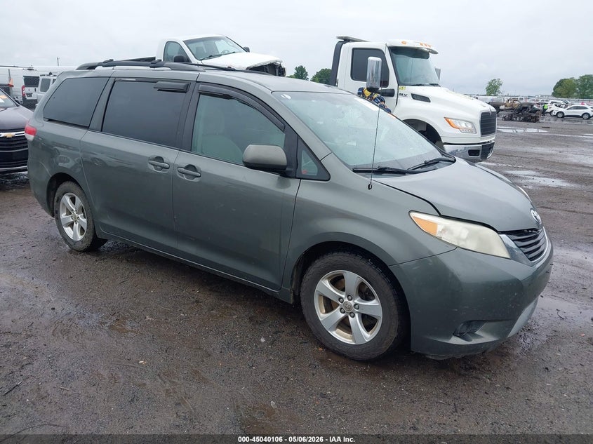 2012 Toyota Sienna Le V6 8 Passenger