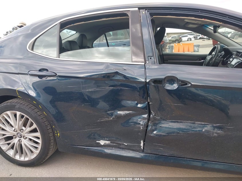 2018 TOYOTA CAMRY XLE — Photo 6