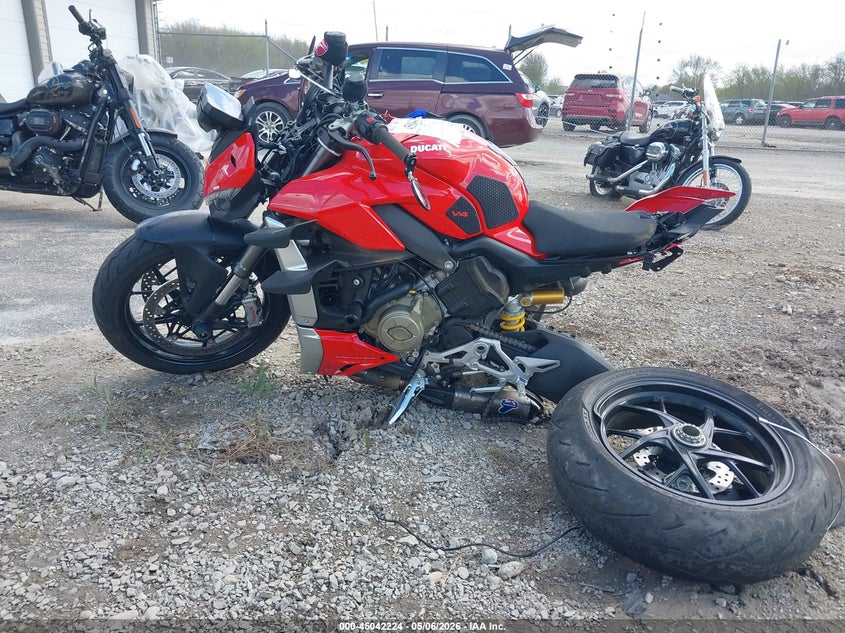 2022 Ducati Streetfighter V4/V4S VIN: ZDMFAKNW3NB007752 Lot: 45042224