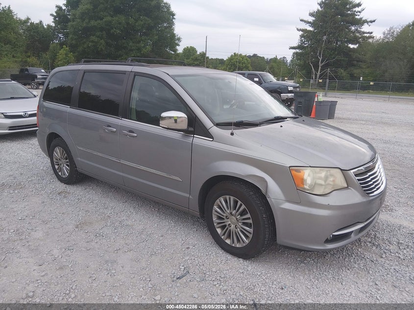 2013 CHRYSLER TOWN & COUNTRY auction photo 1
