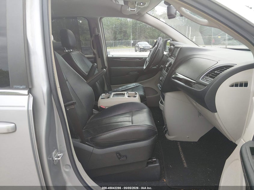 2013 CHRYSLER TOWN & COUNTRY auction photo 5