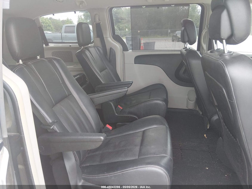 2013 CHRYSLER TOWN & COUNTRY auction photo 8