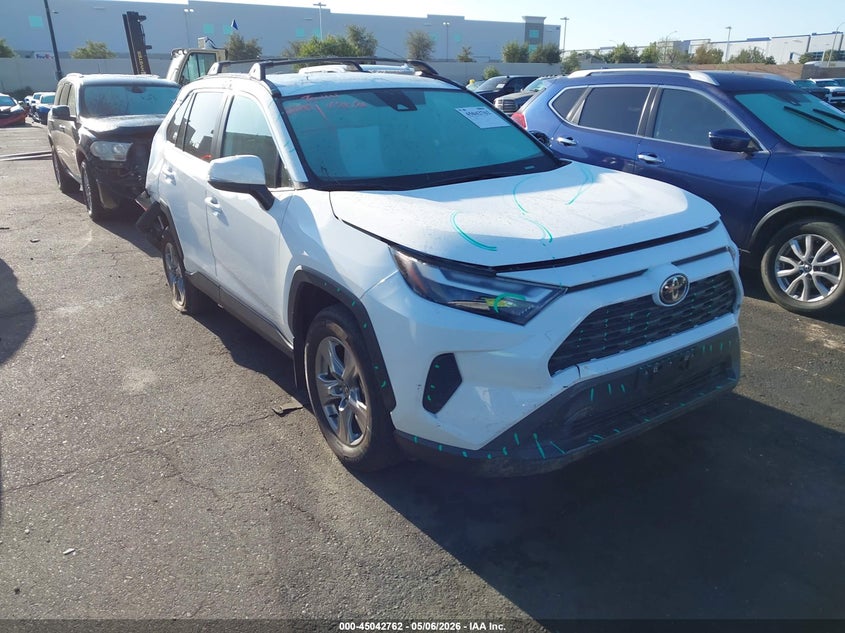 TOYOTA RAV4 XLE 2025