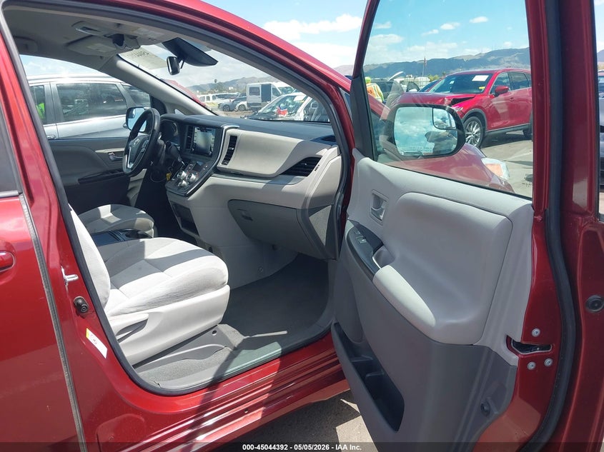 2019 TOYOTA SIENNA auction photo 5
