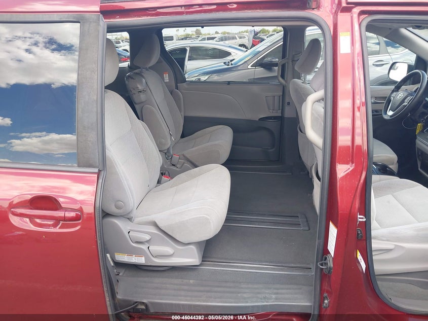 2019 TOYOTA SIENNA auction photo 8