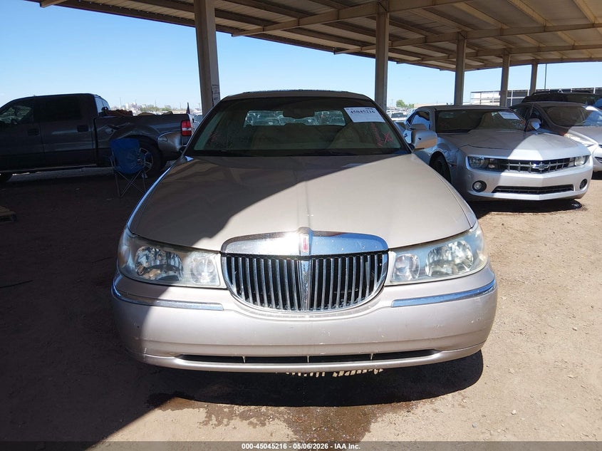 2000 Lincoln Town Car Executive VIN: 1LNHM81WXYY918811 Lot: 45045216