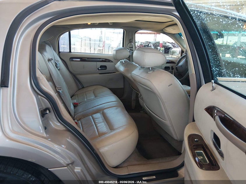 2000 Lincoln Town Car Executive VIN: 1LNHM81WXYY918811 Lot: 45045216