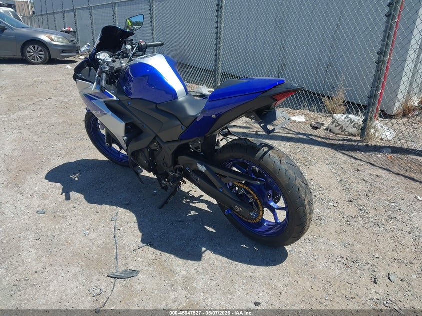 2015 YAMAHA YZFR3 auction photo 3