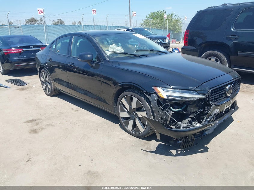 2023 Volvo S60 Recharge Plug-In Hybrid T8 Plus Dark Theme