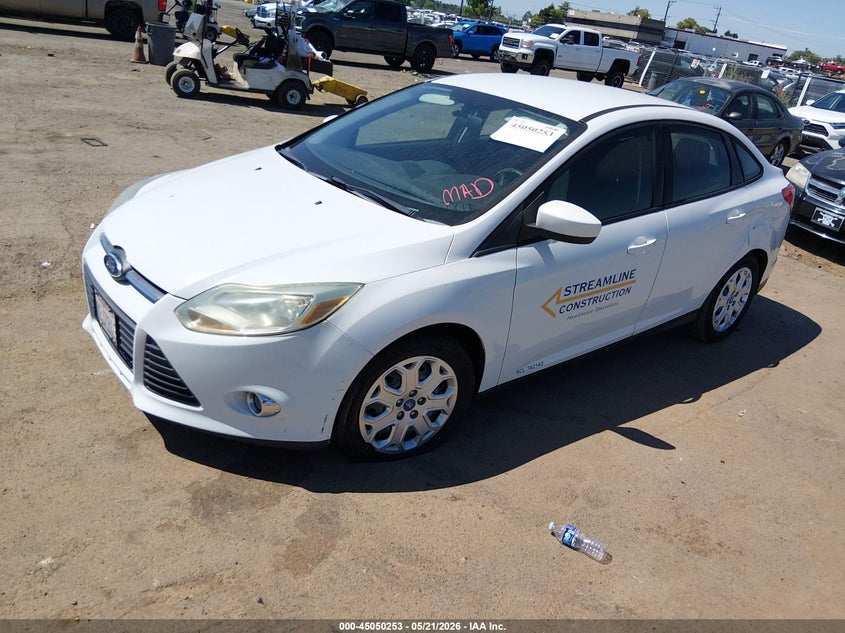 1FAHP3F2XCL115089 2012 Ford Focus 2.0 Se white