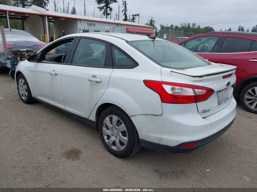 1FAHP3F27CL188436 2012 Ford Focus 2.0 Se white
