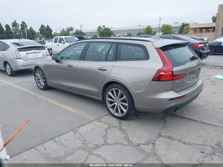 Vin: yv1102ek3m2427316, lot: 45552253, volvo v60 t5 momentum 20213